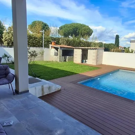 Beautiful Family With Pool Marsillargues